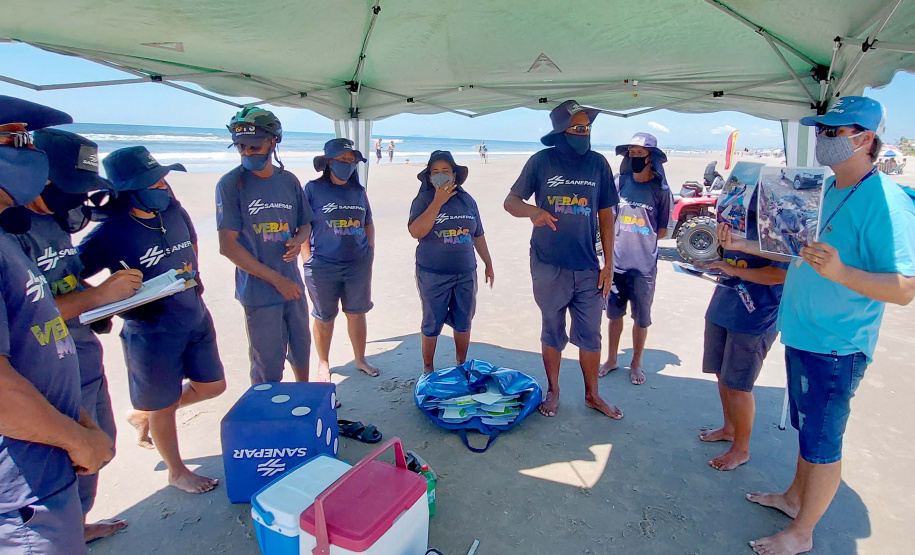 Sanepar treina coletores sobre importância da retirada do lixo na orla . Foto:Sanepar