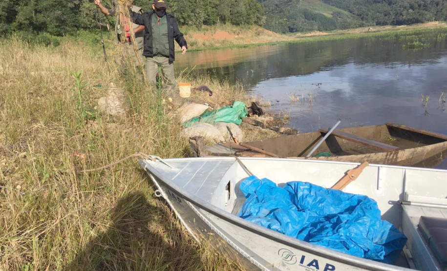 Fiscais da regional do Instituto Água e Terra (IAT) de Curitiba realizaram (do dia 11 ao 15) operação para coibir a pesca ilegal na Represa Capivari Cachoeira, nos municípios de Campina Grande do Sul e Bocaiúva do Sul.  Foto: IAT