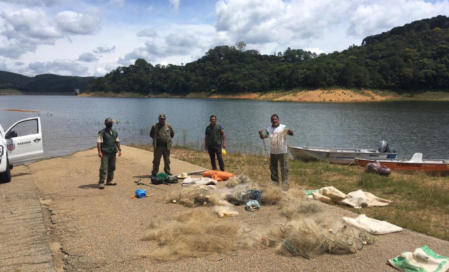 Fiscais da regional do Instituto Água e Terra (IAT) de Curitiba realizaram (do dia 11 ao 15) operação para coibir a pesca ilegal na Represa Capivari Cachoeira, nos municípios de Campina Grande do Sul e Bocaiúva do Sul.  Foto: IAT