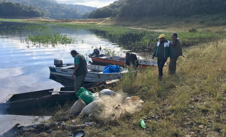Fiscais da regional do Instituto Água e Terra (IAT) de Curitiba realizaram (do dia 11 ao 15) operação para coibir a pesca ilegal na Represa Capivari Cachoeira, nos municípios de Campina Grande do Sul e Bocaiúva do Sul.  Foto: IAT