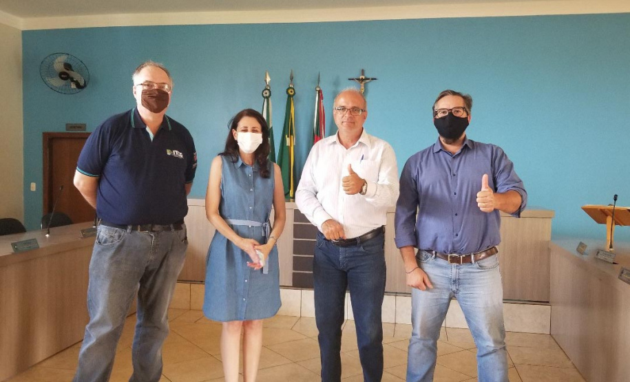 Representantes da Cohapar e da prefeitura de Marumbi se reuniram nesta semana para debater o procedimento de seleção das famílias que vão morar nas 50 casas populares que estão sendo construídas pelo Governo do Estado na cidade. Foto: Cohapar