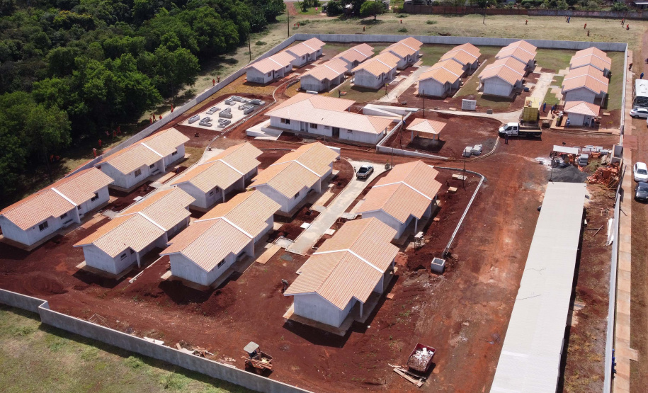 O governador Carlos Massa Ratinho Junior vistoria as obras do Condomínio do Idoso de Foz do Iguaçu.