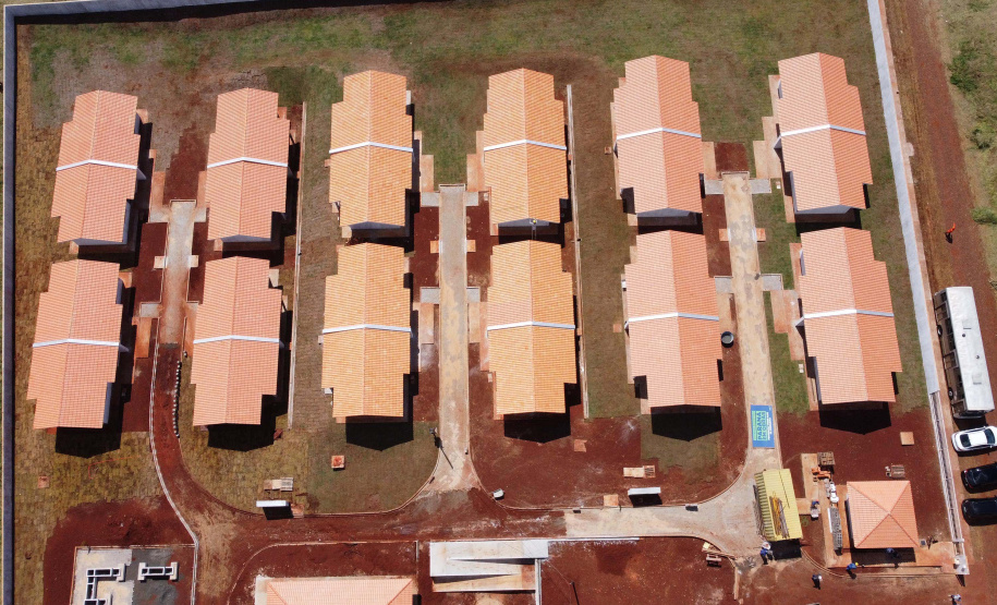 O governador Carlos Massa Ratinho Junior vistoria as obras do Condomínio do Idoso de Foz do Iguaçu.