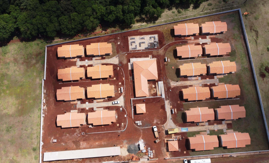 O governador Carlos Massa Ratinho Junior vistoria as obras do Condomínio do Idoso de Foz do Iguaçu.