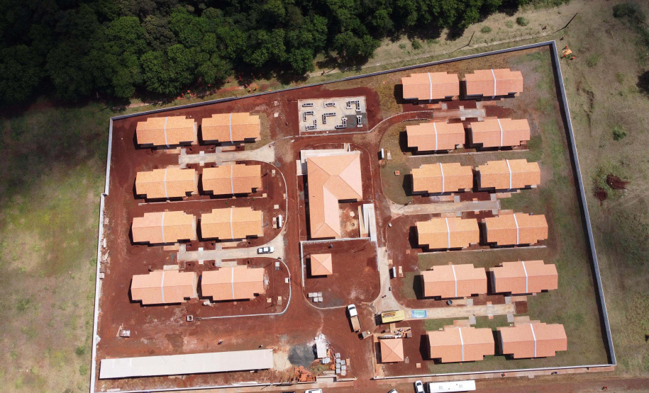 O governador Carlos Massa Ratinho Junior vistoria as obras do Condomínio do Idoso de Foz do Iguaçu.