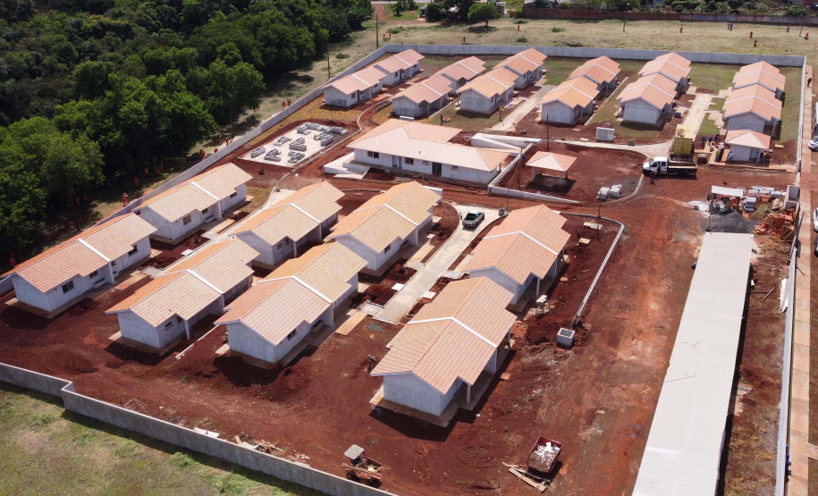 O governador Carlos Massa Ratinho Junior vistoria as obras do Condomínio do Idoso de Foz do Iguaçu.