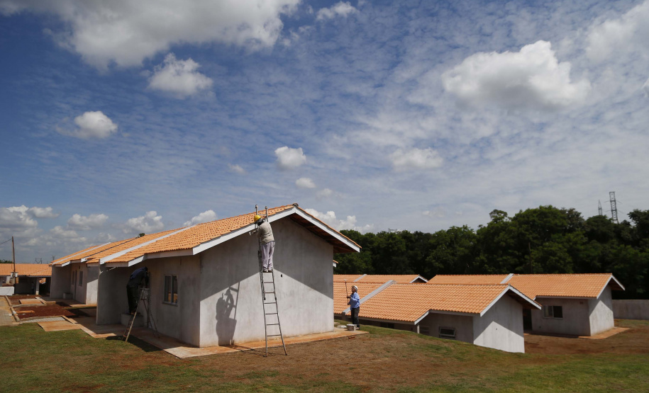 O governador Carlos Massa Ratinho Junior vistoria as obras do Condomínio do Idoso de Foz do Iguaçu.