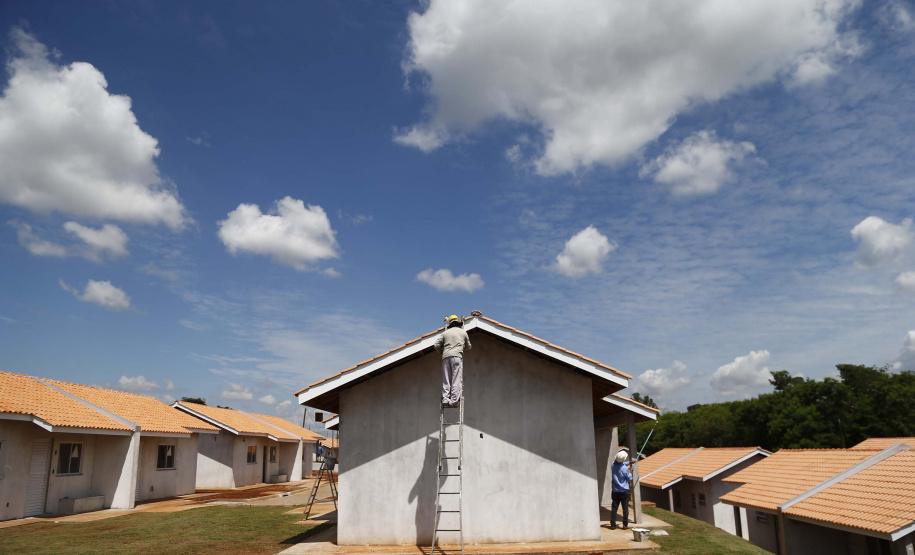 O governador Carlos Massa Ratinho Junior vistoria as obras do Condomínio do Idoso de Foz do Iguaçu.