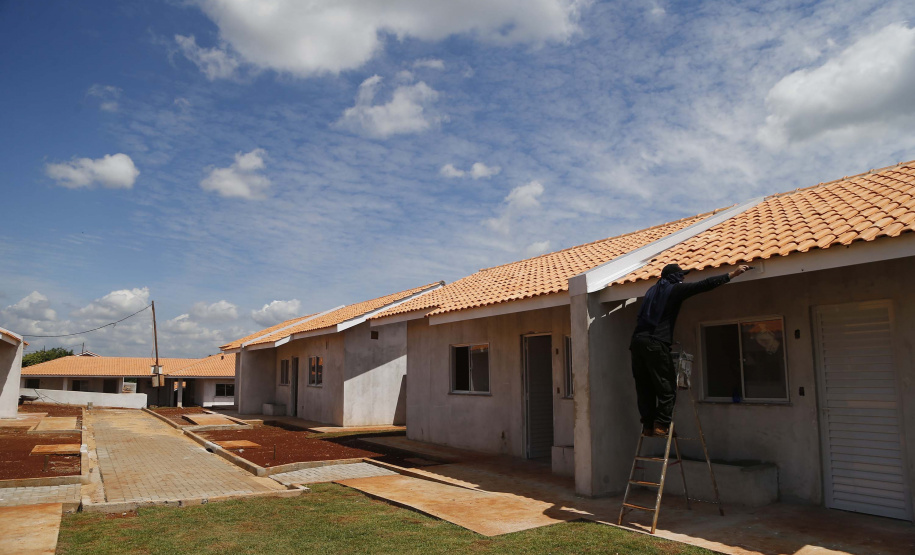 O governador Carlos Massa Ratinho Junior vistoria as obras do Condomínio do Idoso de Foz do Iguaçu.