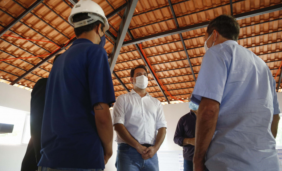 O governador Carlos Massa Ratinho Junior vistoria as obras do Condomínio do Idoso de Foz do Iguaçu.