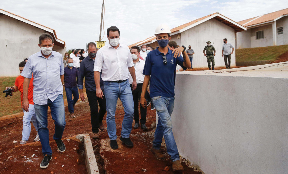 O governador Carlos Massa Ratinho Junior vistoria as obras do Condomínio do Idoso de Foz do Iguaçu.