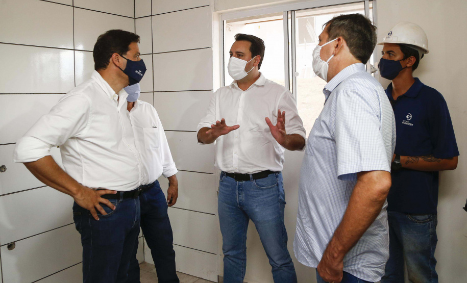 O governador Carlos Massa Ratinho Junior vistoria as obras do Condomínio do Idoso de Foz do Iguaçu.