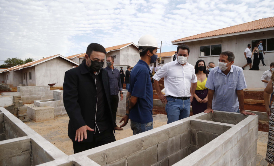 O governador Carlos Massa Ratinho Junior vistoria as obras do Condomínio do Idoso de Foz do Iguaçu.