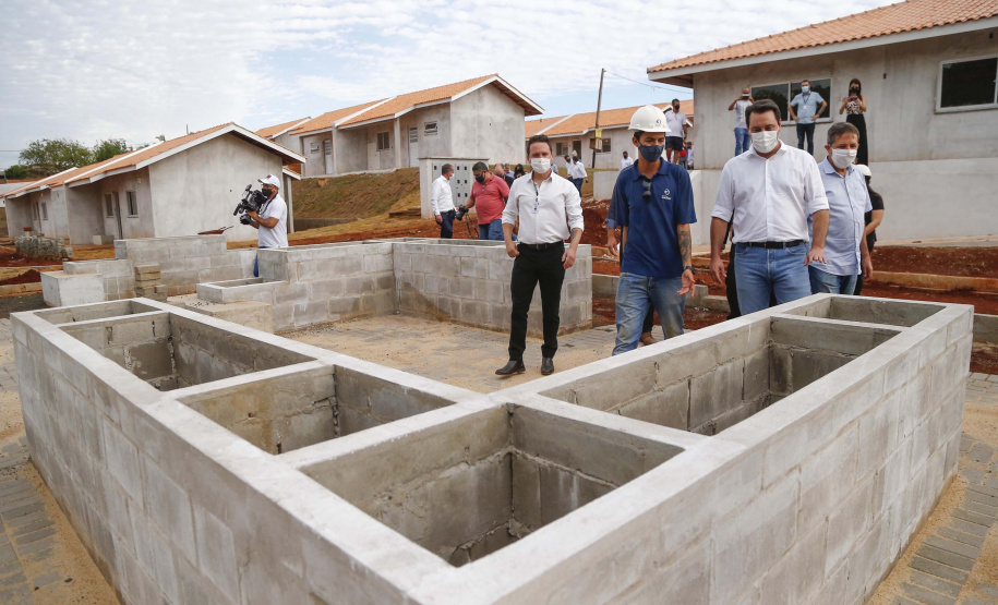 O governador Carlos Massa Ratinho Junior vistoria as obras do Condomínio do Idoso de Foz do Iguaçu.