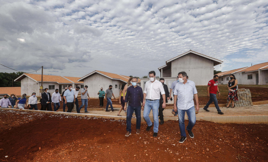 O governador Carlos Massa Ratinho Junior vistoria as obras do Condomínio do Idoso de Foz do Iguaçu.