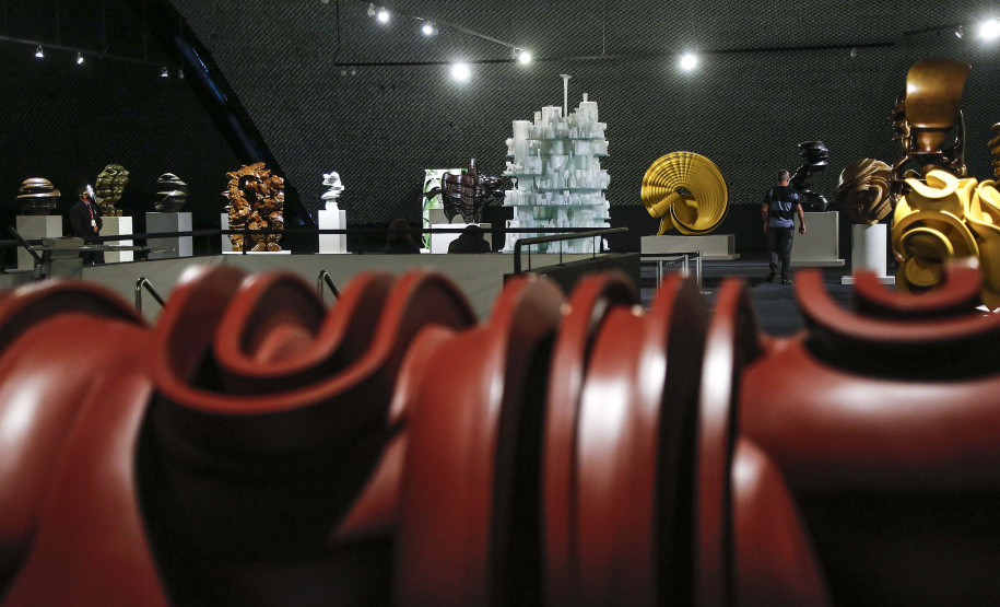 Últimos dias para ver no MON a exposição do britânico Tony Cragg. -Foto : Jonathan Campos / AEN