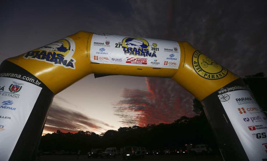 O governador Carlos Massa Ratinho Junior participou nesta quarta-feira (17) da largada oficial do 27º Rally Transparaná, uma das maiores competições off-road da América Latina, no Parque Nacional do Iguaçu, em Foz do Iguaçu.