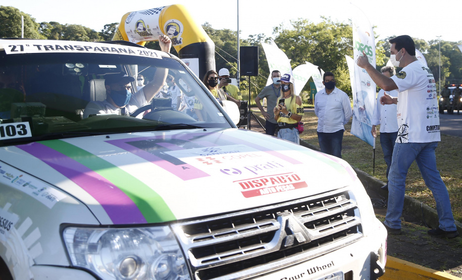 O governador Carlos Massa Ratinho Junior participou nesta quarta-feira (17) da largada oficial do 27º Rally Transparaná, uma das maiores competições off-road da América Latina, no Parque Nacional do Iguaçu, em Foz do Iguaçu.