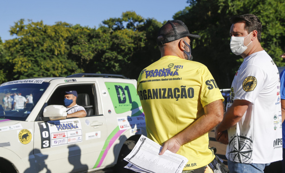 O governador Carlos Massa Ratinho Junior participou nesta quarta-feira (17) da largada oficial do 27º Rally Transparaná, uma das maiores competições off-road da América Latina, no Parque Nacional do Iguaçu, em Foz do Iguaçu.