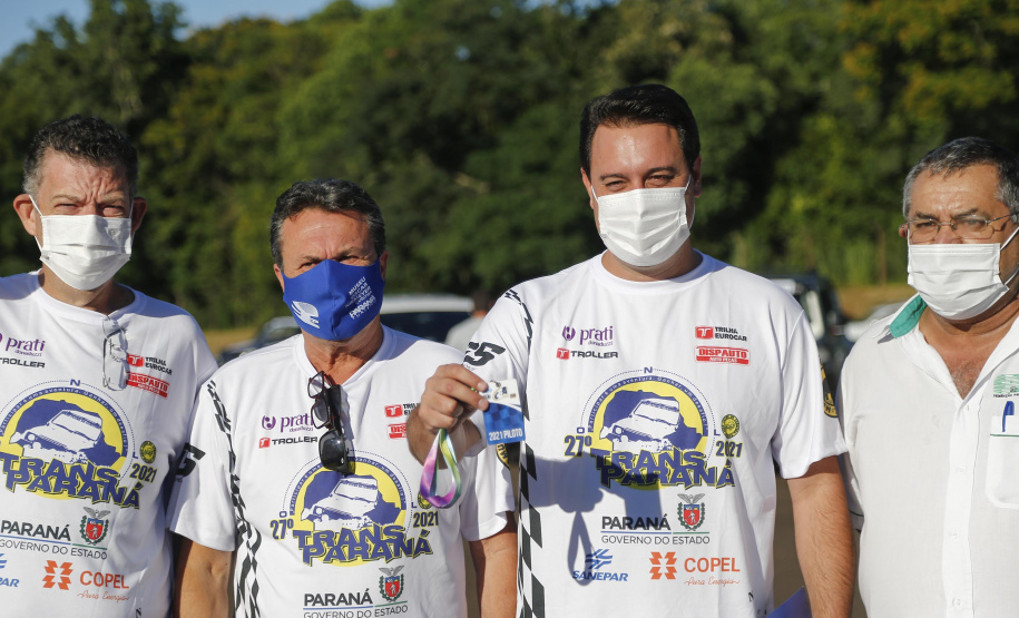 O governador Carlos Massa Ratinho Junior participou nesta quarta-feira (17) da largada oficial do 27º Rally Transparaná, uma das maiores competições off-road da América Latina, no Parque Nacional do Iguaçu, em Foz do Iguaçu.