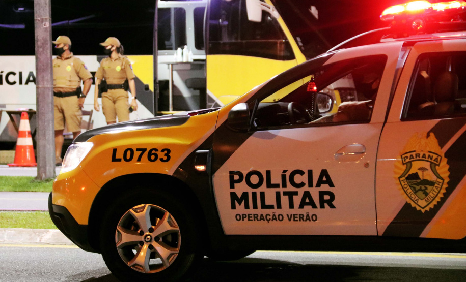 O balanço da Polícia Militar do Paraná sobre os cinco dias de Carnaval no Litoral aponta a redução dos principais crimes. O comparativo com o mesmo período do ano anterior indica que os roubos caíram 48,2% (de 29 foi para 15), os furtos reduziram 64,7% (de 153 casos para 54) e as ocorrências de perturbação do sossego diminuíram 18,7% (de 64 para 52). Foto:PMPR