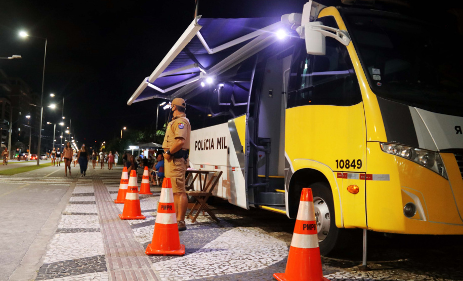 O balanço da Polícia Militar do Paraná sobre os cinco dias de Carnaval no Litoral aponta a redução dos principais crimes. O comparativo com o mesmo período do ano anterior indica que os roubos caíram 48,2% (de 29 foi para 15), os furtos reduziram 64,7% (de 153 casos para 54) e as ocorrências de perturbação do sossego diminuíram 18,7% (de 64 para 52). Foto:PMPR