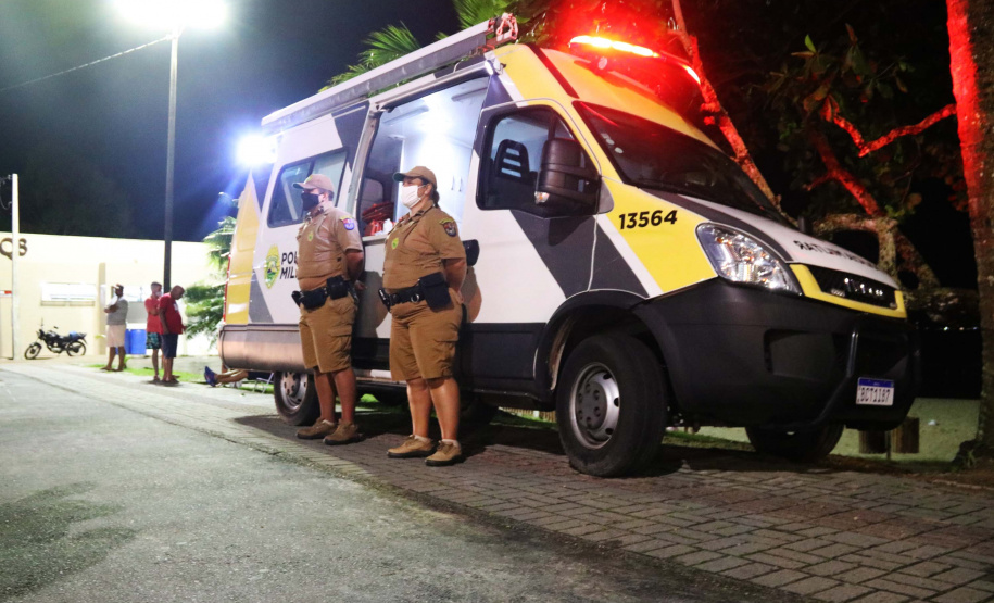 O balanço da Polícia Militar do Paraná sobre os cinco dias de Carnaval no Litoral aponta a redução dos principais crimes. O comparativo com o mesmo período do ano anterior indica que os roubos caíram 48,2% (de 29 foi para 15), os furtos reduziram 64,7% (de 153 casos para 54) e as ocorrências de perturbação do sossego diminuíram 18,7% (de 64 para 52). Foto:PMPR