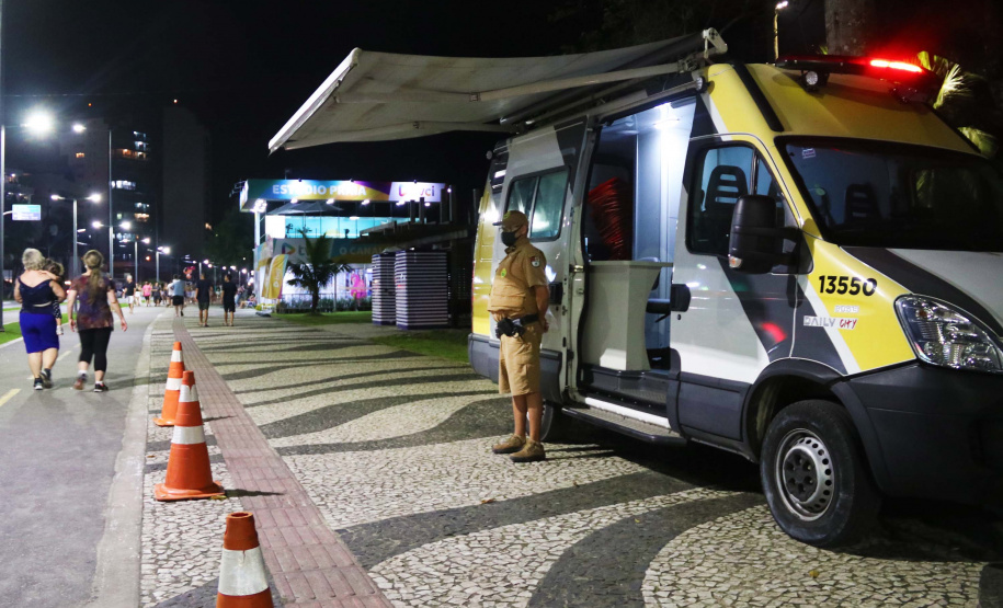 O balanço da Polícia Militar do Paraná sobre os cinco dias de Carnaval no Litoral aponta a redução dos principais crimes. O comparativo com o mesmo período do ano anterior indica que os roubos caíram 48,2% (de 29 foi para 15), os furtos reduziram 64,7% (de 153 casos para 54) e as ocorrências de perturbação do sossego diminuíram 18,7% (de 64 para 52). Foto:PMPR