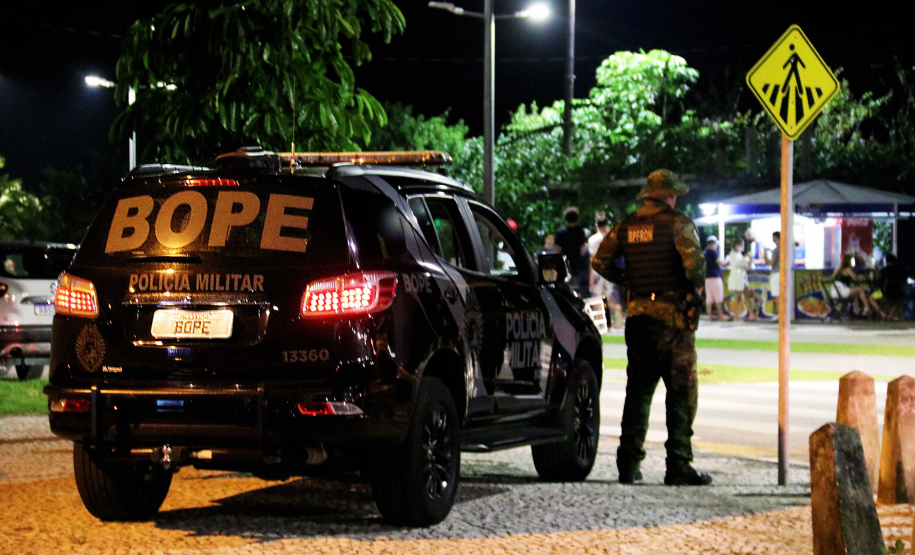 O balanço da Polícia Militar do Paraná sobre os cinco dias de Carnaval no Litoral aponta a redução dos principais crimes. O comparativo com o mesmo período do ano anterior indica que os roubos caíram 48,2% (de 29 foi para 15), os furtos reduziram 64,7% (de 153 casos para 54) e as ocorrências de perturbação do sossego diminuíram 18,7% (de 64 para 52). Foto:PMPR