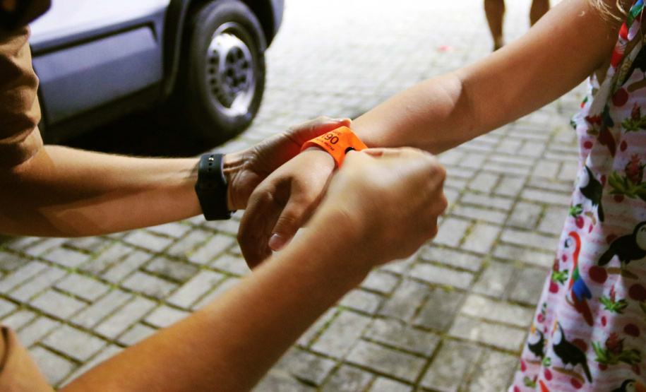 O balanço da Polícia Militar do Paraná sobre os cinco dias de Carnaval no Litoral aponta a redução dos principais crimes. O comparativo com o mesmo período do ano anterior indica que os roubos caíram 48,2% (de 29 foi para 15), os furtos reduziram 64,7% (de 153 casos para 54) e as ocorrências de perturbação do sossego diminuíram 18,7% (de 64 para 52). Foto:PMPR