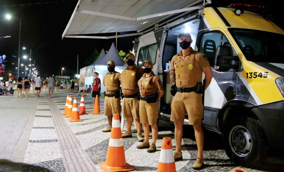 O balanço da Polícia Militar do Paraná sobre os cinco dias de Carnaval no Litoral aponta a redução dos principais crimes. O comparativo com o mesmo período do ano anterior indica que os roubos caíram 48,2% (de 29 foi para 15), os furtos reduziram 64,7% (de 153 casos para 54) e as ocorrências de perturbação do sossego diminuíram 18,7% (de 64 para 52). Foto:PMPR