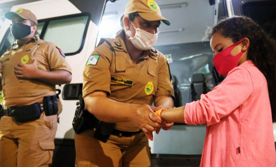 O balanço da Polícia Militar do Paraná sobre os cinco dias de Carnaval no Litoral aponta a redução dos principais crimes. O comparativo com o mesmo período do ano anterior indica que os roubos caíram 48,2% (de 29 foi para 15), os furtos reduziram 64,7% (de 153 casos para 54) e as ocorrências de perturbação do sossego diminuíram 18,7% (de 64 para 52). Foto:PMPR