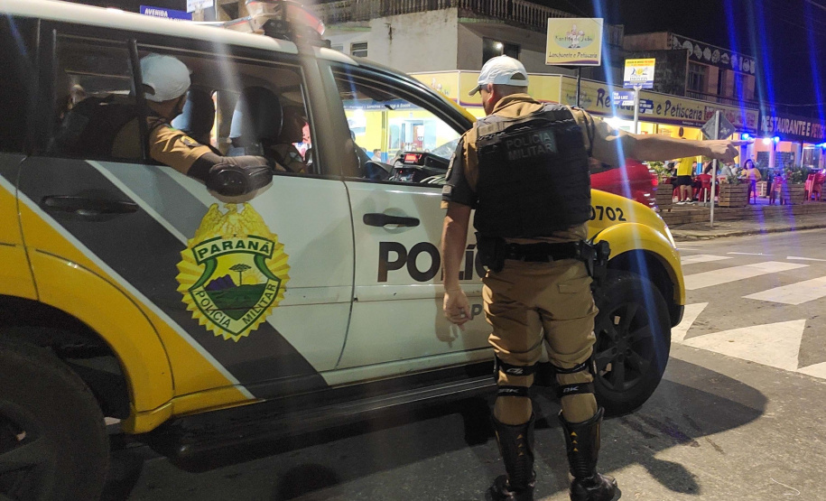 O balanço da Polícia Militar do Paraná sobre os cinco dias de Carnaval no Litoral aponta a redução dos principais crimes. O comparativo com o mesmo período do ano anterior indica que os roubos caíram 48,2% (de 29 foi para 15), os furtos reduziram 64,7% (de 153 casos para 54) e as ocorrências de perturbação do sossego diminuíram 18,7% (de 64 para 52). Foto:PMPR