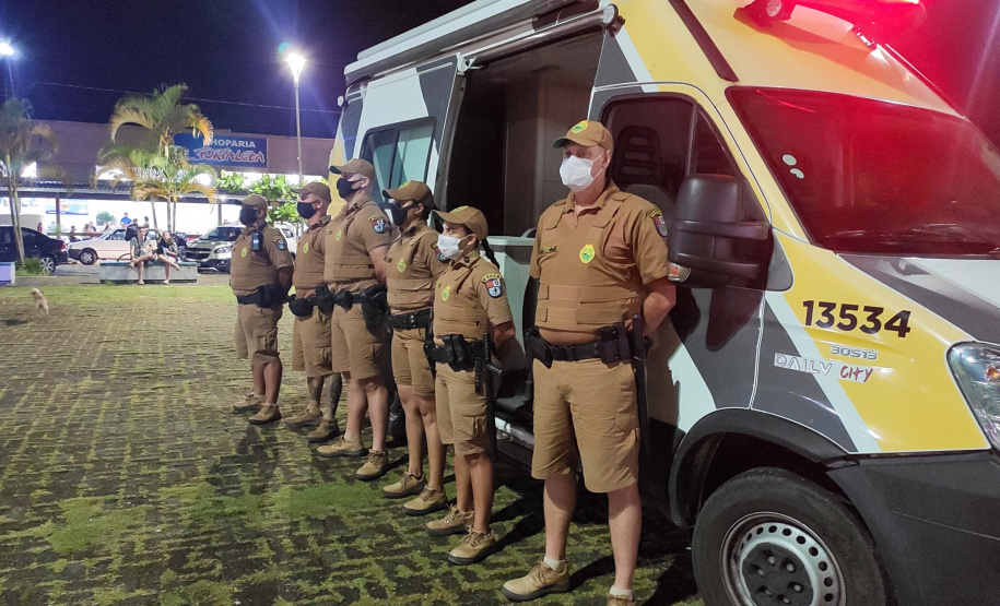 O balanço da Polícia Militar do Paraná sobre os cinco dias de Carnaval no Litoral aponta a redução dos principais crimes. O comparativo com o mesmo período do ano anterior indica que os roubos caíram 48,2% (de 29 foi para 15), os furtos reduziram 64,7% (de 153 casos para 54) e as ocorrências de perturbação do sossego diminuíram 18,7% (de 64 para 52). Foto:PMPR