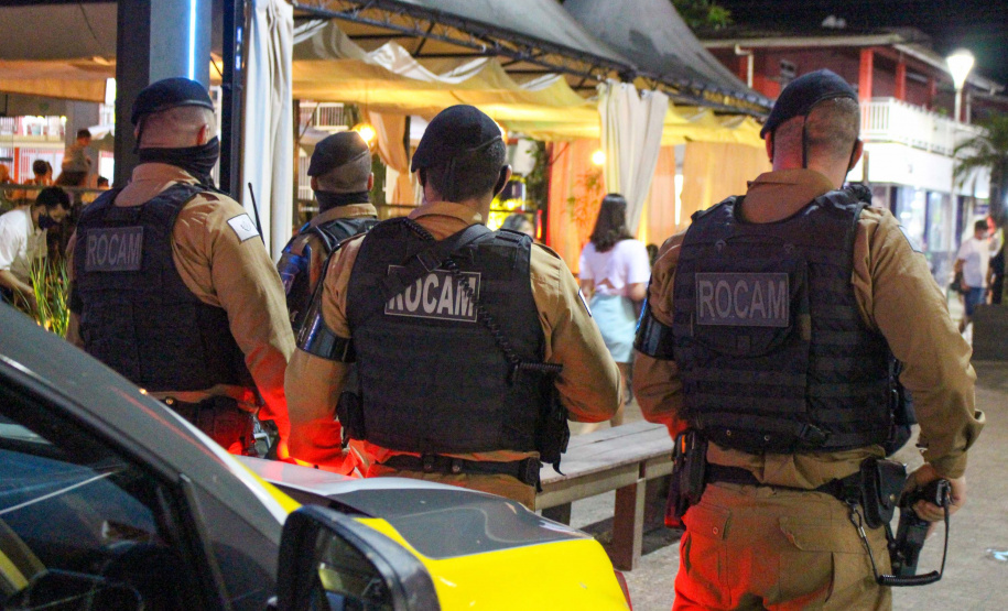 O balanço da Polícia Militar do Paraná sobre os cinco dias de Carnaval no Litoral aponta a redução dos principais crimes. O comparativo com o mesmo período do ano anterior indica que os roubos caíram 48,2% (de 29 foi para 15), os furtos reduziram 64,7% (de 153 casos para 54) e as ocorrências de perturbação do sossego diminuíram 18,7% (de 64 para 52). Foto:PMPR