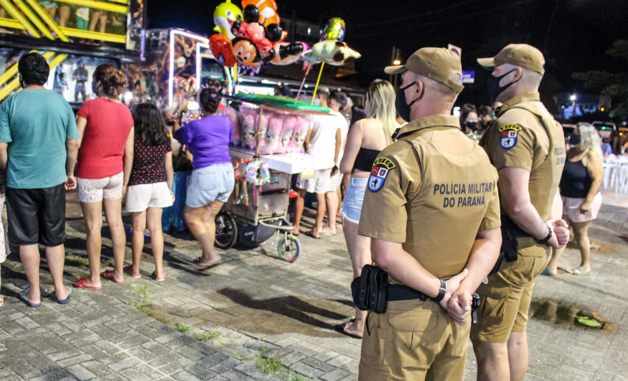 O balanço da Polícia Militar do Paraná sobre os cinco dias de Carnaval no Litoral aponta a redução dos principais crimes. O comparativo com o mesmo período do ano anterior indica que os roubos caíram 48,2% (de 29 foi para 15), os furtos reduziram 64,7% (de 153 casos para 54) e as ocorrências de perturbação do sossego diminuíram 18,7% (de 64 para 52). Foto:PMPR