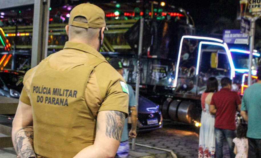 O balanço da Polícia Militar do Paraná sobre os cinco dias de Carnaval no Litoral aponta a redução dos principais crimes. O comparativo com o mesmo período do ano anterior indica que os roubos caíram 48,2% (de 29 foi para 15), os furtos reduziram 64,7% (de 153 casos para 54) e as ocorrências de perturbação do sossego diminuíram 18,7% (de 64 para 52). Foto:PMPR