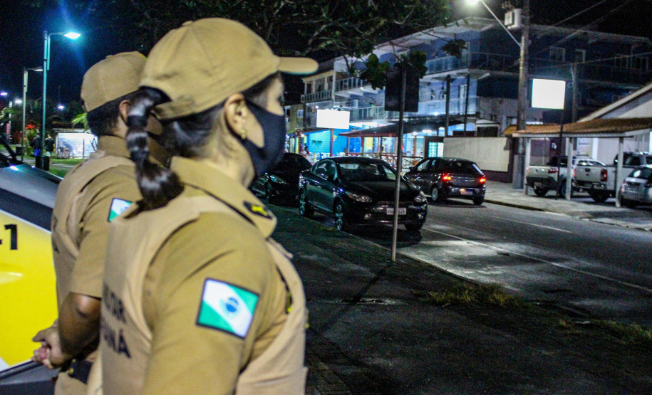 O balanço da Polícia Militar do Paraná sobre os cinco dias de Carnaval no Litoral aponta a redução dos principais crimes. O comparativo com o mesmo período do ano anterior indica que os roubos caíram 48,2% (de 29 foi para 15), os furtos reduziram 64,7% (de 153 casos para 54) e as ocorrências de perturbação do sossego diminuíram 18,7% (de 64 para 52). Foto:PMPR