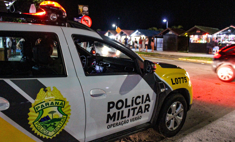 O balanço da Polícia Militar do Paraná sobre os cinco dias de Carnaval no Litoral aponta a redução dos principais crimes. O comparativo com o mesmo período do ano anterior indica que os roubos caíram 48,2% (de 29 foi para 15), os furtos reduziram 64,7% (de 153 casos para 54) e as ocorrências de perturbação do sossego diminuíram 18,7% (de 64 para 52). Foto:PMPR