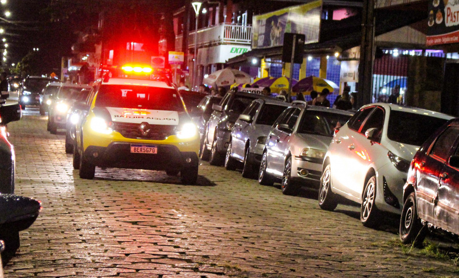 O balanço da Polícia Militar do Paraná sobre os cinco dias de Carnaval no Litoral aponta a redução dos principais crimes. O comparativo com o mesmo período do ano anterior indica que os roubos caíram 48,2% (de 29 foi para 15), os furtos reduziram 64,7% (de 153 casos para 54) e as ocorrências de perturbação do sossego diminuíram 18,7% (de 64 para 52). Foto:PMPR
