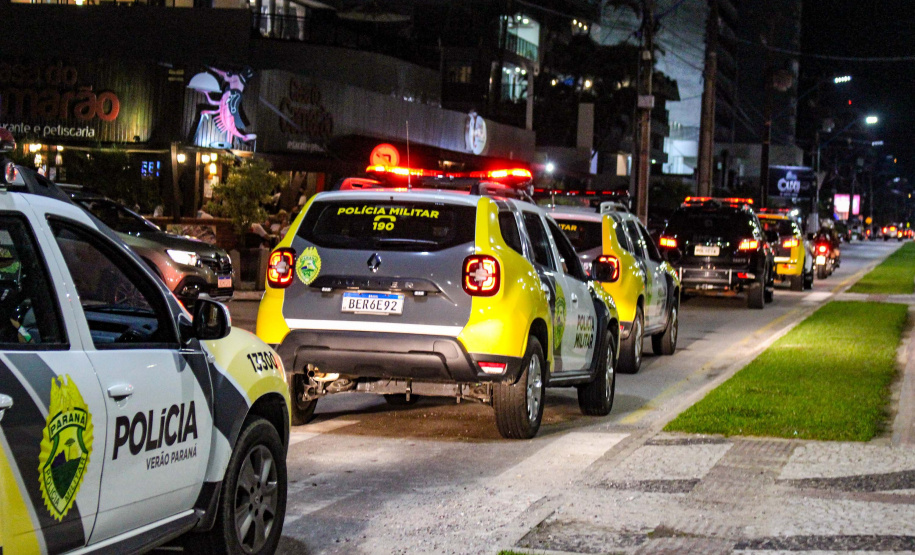 O balanço da Polícia Militar do Paraná sobre os cinco dias de Carnaval no Litoral aponta a redução dos principais crimes. O comparativo com o mesmo período do ano anterior indica que os roubos caíram 48,2% (de 29 foi para 15), os furtos reduziram 64,7% (de 153 casos para 54) e as ocorrências de perturbação do sossego diminuíram 18,7% (de 64 para 52). Foto:PMPR