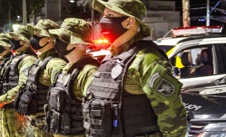 O balanço da Polícia Militar do Paraná sobre os cinco dias de Carnaval no Litoral aponta a redução dos principais crimes. O comparativo com o mesmo período do ano anterior indica que os roubos caíram 48,2% (de 29 foi para 15), os furtos reduziram 64,7% (de 153 casos para 54) e as ocorrências de perturbação do sossego diminuíram 18,7% (de 64 para 52). Foto:PMPR