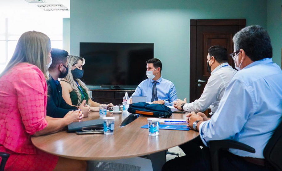 A Casa Civil iniciou a implantação do Programa de Integridade e Compliance, coordenado pela Controladoria-Geral do Estado (CGE). Lançado em 2019, o programa é uma das principais ferramentas de combate à corrupção do Governo do Estado. As diretrizes para o início do processo foram debatidas nesta quarta-feira (17) em reunião entre o chefe da Casa Civil, Guto Silva, o controlador-geral do Estado, Raul Siqueira, e equipes dos dois órgãos. Foto: Guilherme Flores