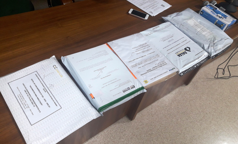 O Departamento de Estradas de Rodagem do Paraná (DER/PR) realizou nesta quarta-feira (17) a abertura dos envelopes com documentos de habilitação das empresas disputando a execução das novas terceiras faixas da PR-323, na região Noroeste. -  Curitiba, 18/02/2021  -  Foto: Divulgação DER-PR