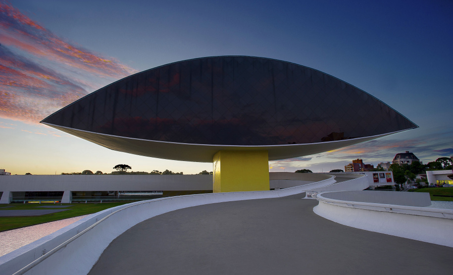 O Museu Oscar Niemeyer (MON) promoverá uma videoconferência com o artista Yutaka Toyota para o público do programa Arte para Maiores.  -  Foto: Carlos Renato Fernandes