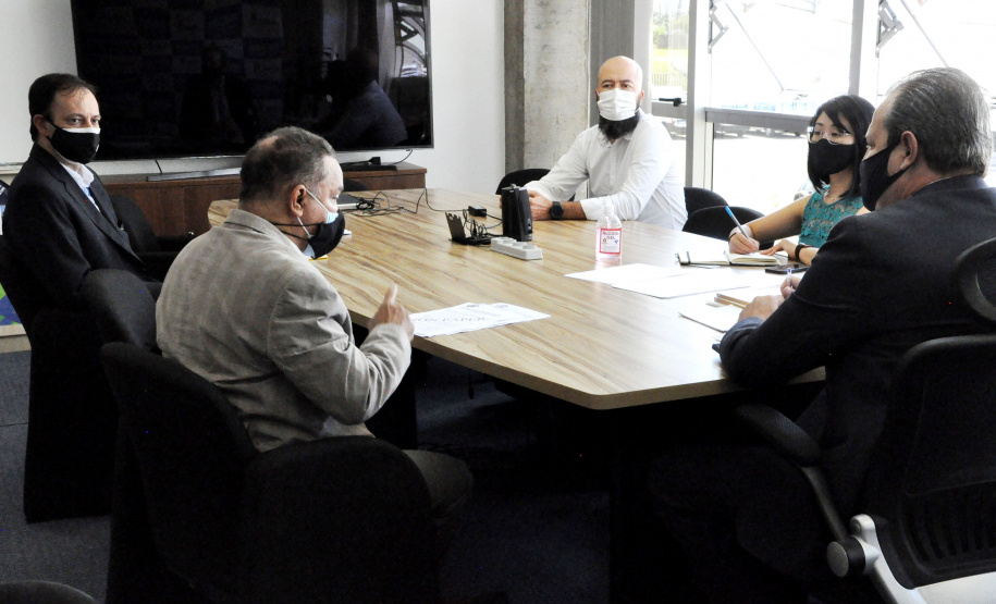 Nesta quinta-feira (18), o superintendente de Ciência, Tecnologia e Ensino Superior do Governo do Estado do Paraná, Aldo Nelson Bona, recebeu o ministro conselheiro da Embaixada da República Dominicana no Brasil, Marino Castillo Lacay.  -  Foto: Divulgação SETI