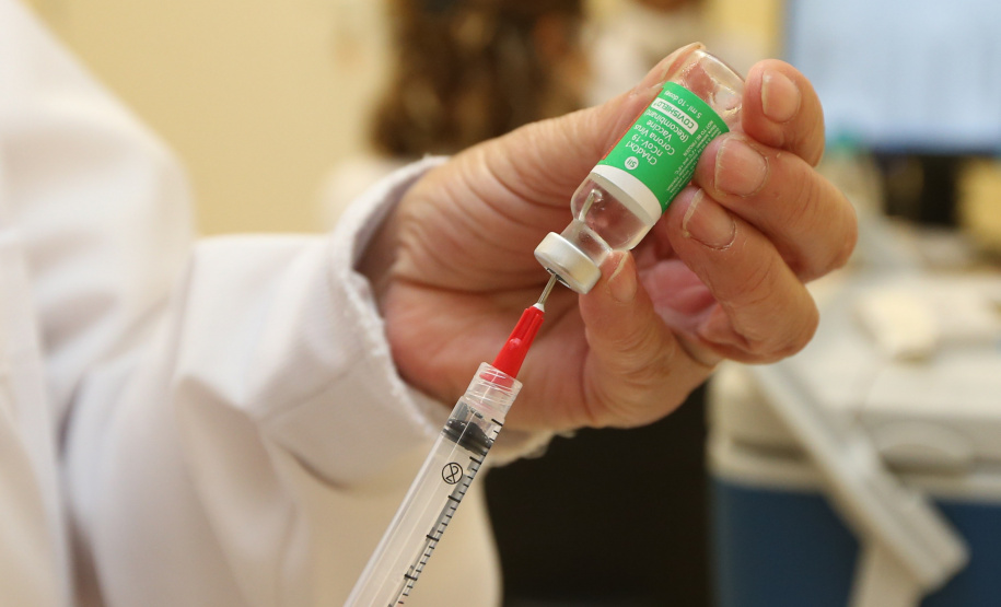 Em um mês de vacinação contra a Covid-19, o Paraná somou nesta quinta-feira (18) 308.972 mil doses aplicadas, sendo 271.275 da primeira dose e 37.697 da segunda dose. Até o final desta manhã, 271.275 paranaenses haviam sido vacinados. Foto: Geraldo Bubniak/AEN