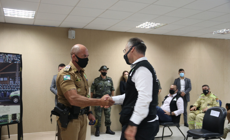 O ministro da Justiça e Segurança Pública, André Mendonça, esteve em São José dos Pinhais, na Região Metropolitana de Curitiba, para conhecer de perto algumas ações da Secretaria da Segurança Pública do Paraná na região. - Curitiba, 18/02/2021 - Foto: Divulgação SESP-PR