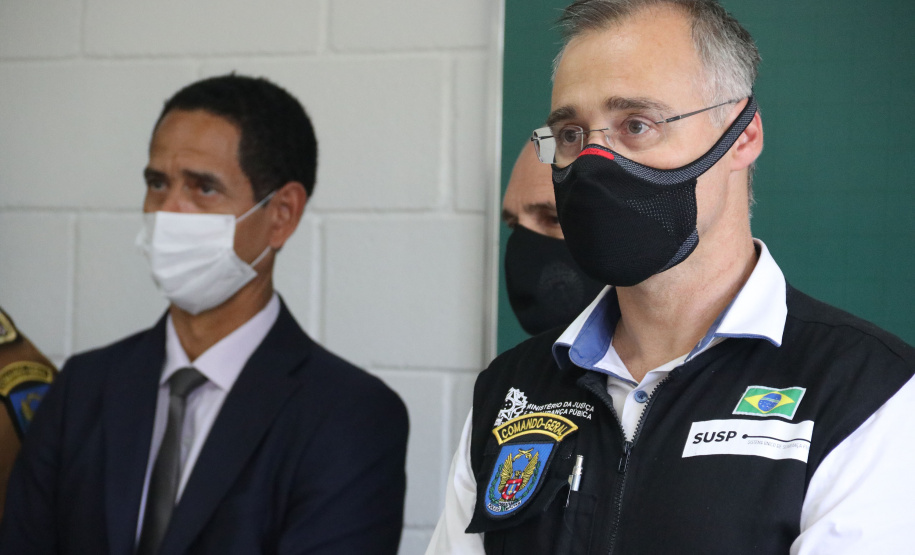 O ministro da Justiça e Segurança Pública, André Mendonça, esteve em São José dos Pinhais, na Região Metropolitana de Curitiba, para conhecer de perto algumas ações da Secretaria da Segurança Pública do Paraná na região. - Curitiba, 18/02/2021 - Foto: Divulgação SESP-PR