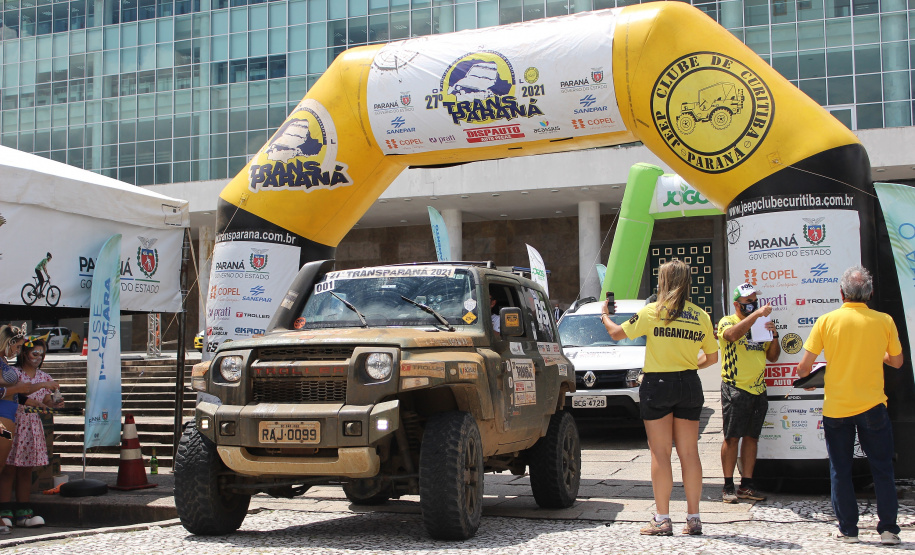 Os 110 veículos, com competidores de 13 estados, percorreram mais de mil quilômetros de estradas de terra e regiões rurais. A competição começou em Foz do Iguaçu, no dia 17 e terminou neste sábado (20) no Palácio Iguaçu, em Curitiba